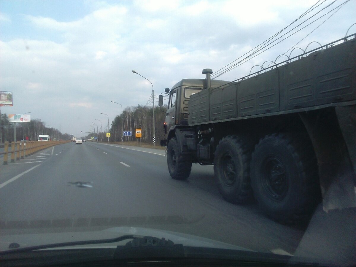 Вереница военных машин, которая нам попалась в Подмосковье.