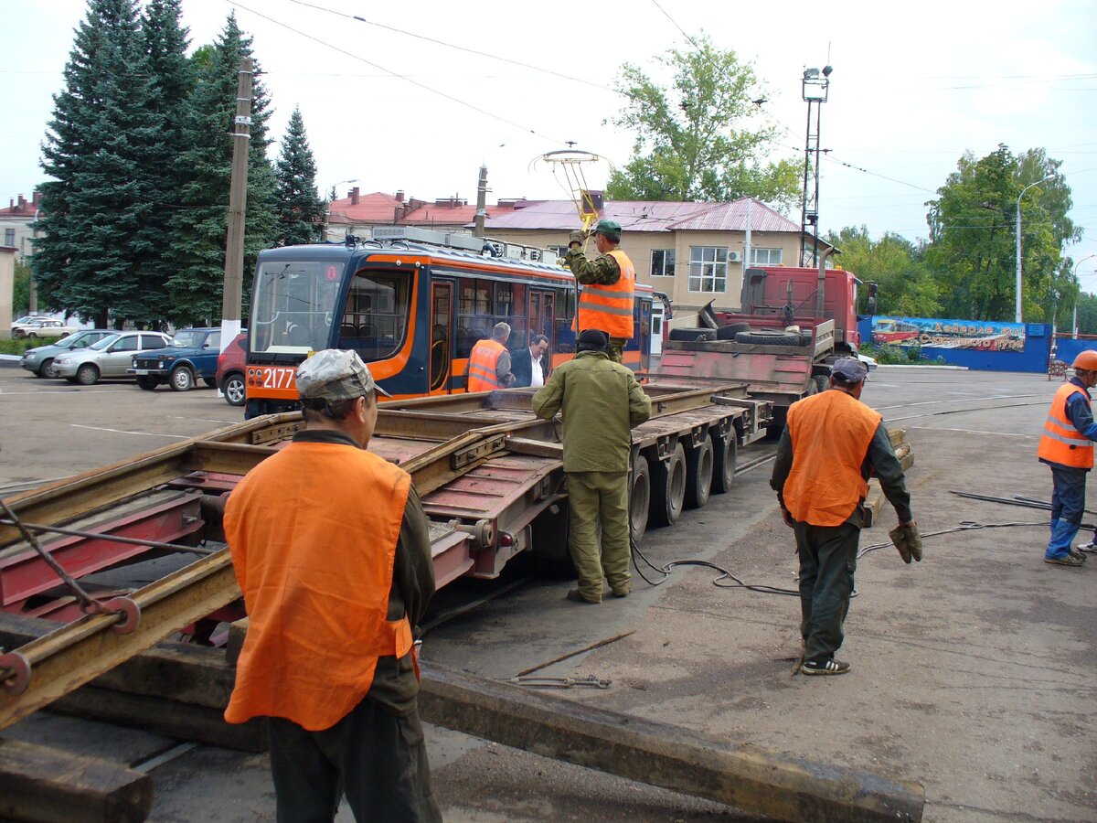  Исходная позиция - трал и рядом 71-623, сложность была в том, что вагону нужно было самостоятельно заезжать и съезжать на трал. Делалолось это впервые и опытом уфимского МУЭТ затем пользовались в Москве. 