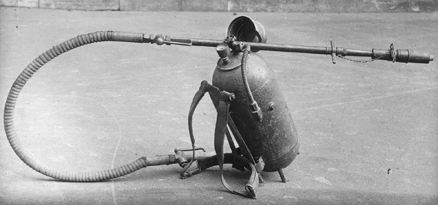 Немецкий носимый огнемет "Клейф" 