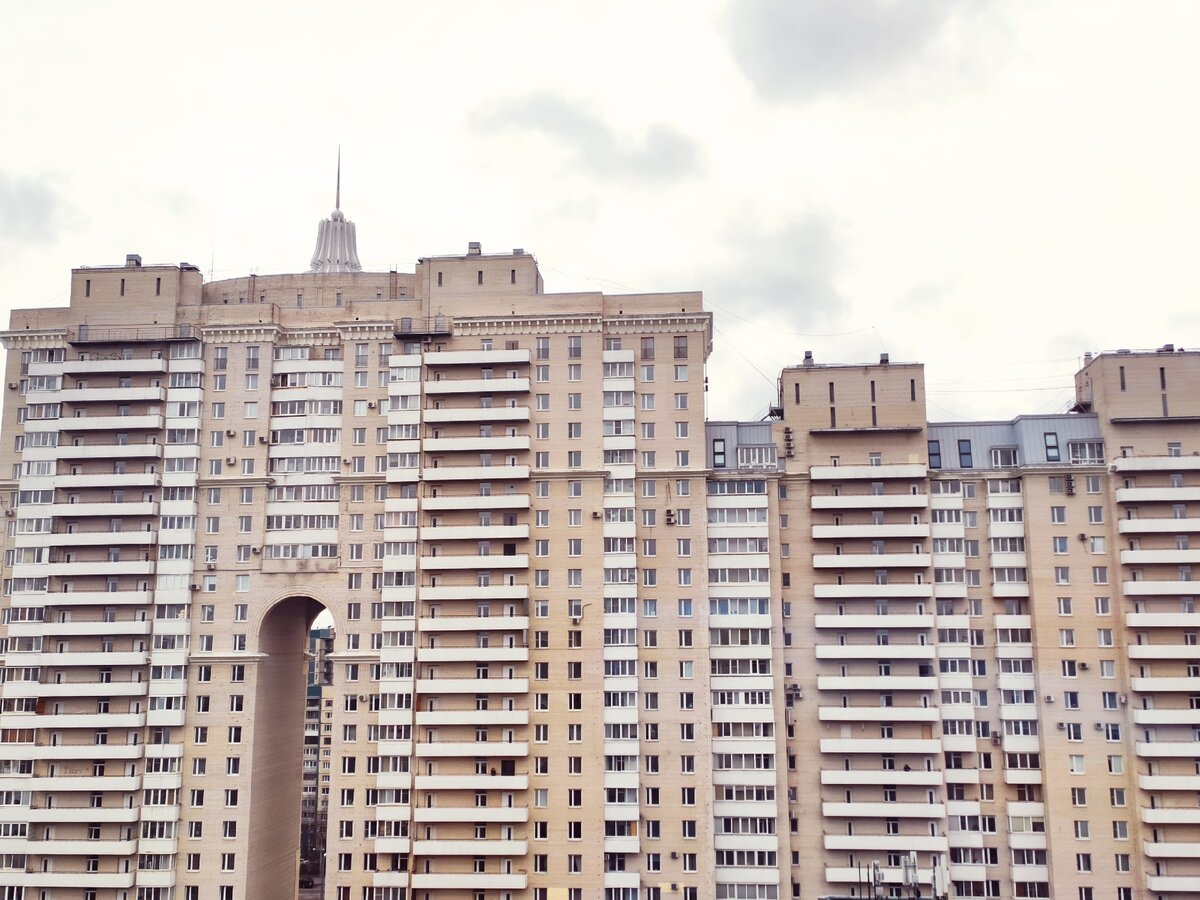 Вид из окна на дом напротив