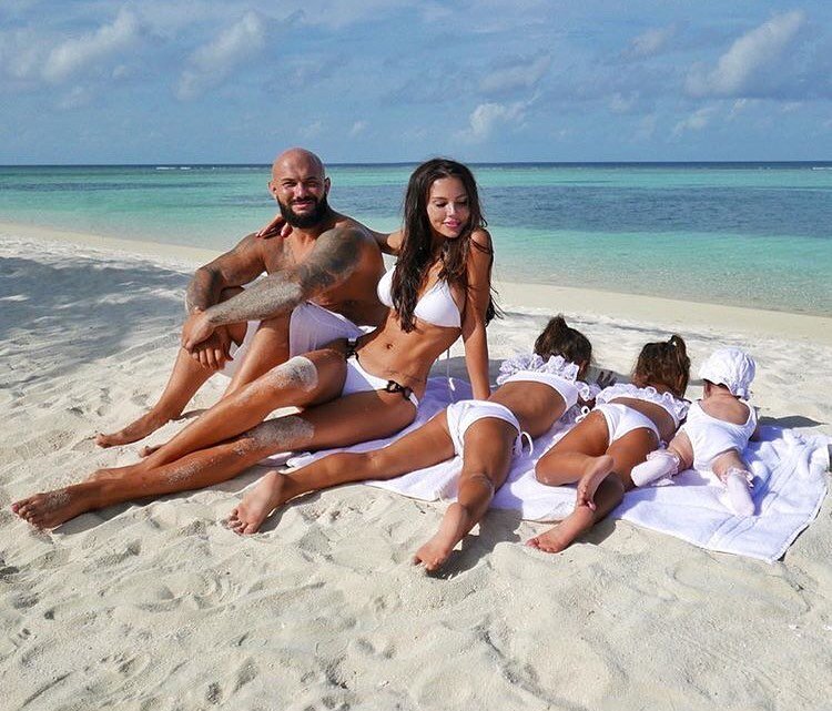 Многие знают их как "идеальную" семью из инстаграма.