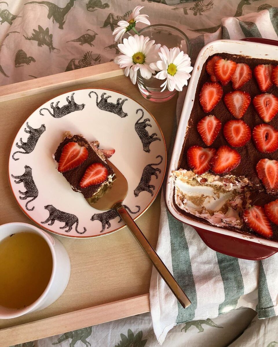 Если спросить меня о том, какой десерт мне нравится больше всего, я обязательно вспомню нежный вкус тирамису! Хочу поделиться с вами простым и бюджетным рецептом, который получится у всех ♥️🦔
⠀⠀
Вам необходимо найти удобную формочку. Я использую обычную для запекания или контейнер.
⠀⠀⠀
Ингредиенты:
⭐500-600 г сметаны с 20-25% жирностью;
⭐печенье юбилейное или любое другое, но без добавок - 100 г, но смотрите по форме и количеству слоёв;
⭐загуститель для сметаны, на 500 г 1 пачка. загуглите как это выглядит. я покупаю в пятёрочке, ленте, везде есть. мне нравится для крема использовать;
⭐1 с.л сахарной пудры;
⭐эспрессо/крепкий кофе – 100-150 мл;
⭐какао–порошок для украшения;
⭐клубника 200-300 г, можно взять банан, киви, но мне больше всего с клубникой нравится.
⠀⠀⠀
Готовим крем! Берем сметану и взбиваем её миксером 1 минуту, затем добавляем загуститель и взбиваем еще 1-2 минуты до состояния крема. Следите, чтобы он не получится слишком густым, он должен немного растекаться.
⠀⠀⠀
Готовим кофе, он должен быть тёплым. Нарезаем клубнику. Выкладываем слои: слой крема, затем обмакните печенье в кофе с двух сторон и выложите его на крем, потом нарезанная клубника, снова печенье, крем. Таких слоев может быть несколько. Можно оставить в таком состоянии на 1-2 часа, а потом посыпать какао и нарезанной клубникой. Либо сразу, я пробовала оба варианта и на вкус это никак не повлияло!
⠀⠀⠀
Получается очень вкусно за счёт нежного крема, терпкого кофейного оттенка и кислинки у клубники! Попробуйте обязательно ❤ Заберёте рецепт себе?