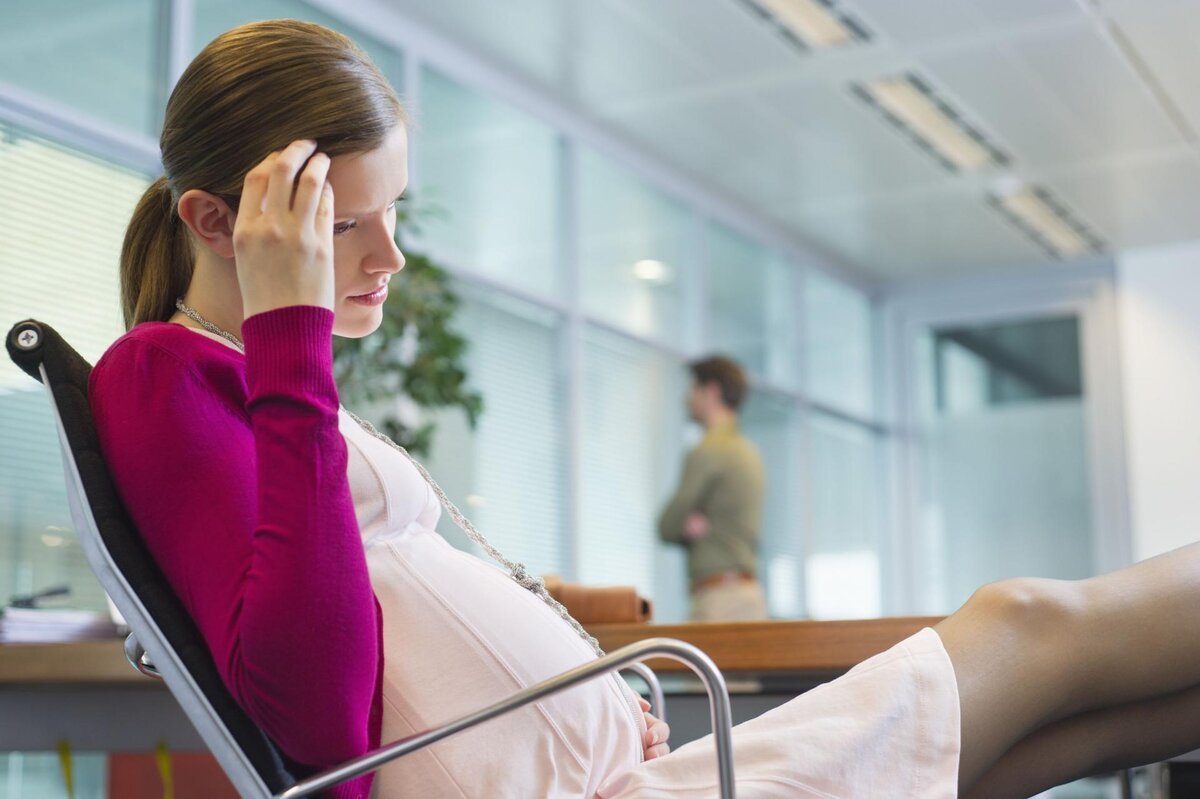 Сильные боли головы при беременности. Самочувствие беременной. Стресс у беременных.