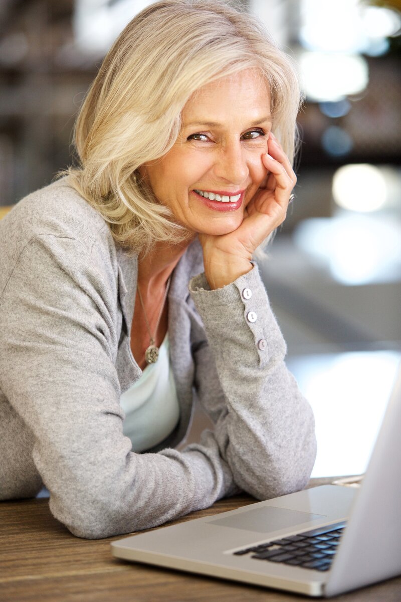 Благодаря молодежным видам заработка я и сама ощущаю себя подростком. Я часто общаюсь с читателями, поэтому макияж накладываю уже с утра - так жить веселее. Дорогие женщины, пенсия - это не конец жизни, а ее начало!