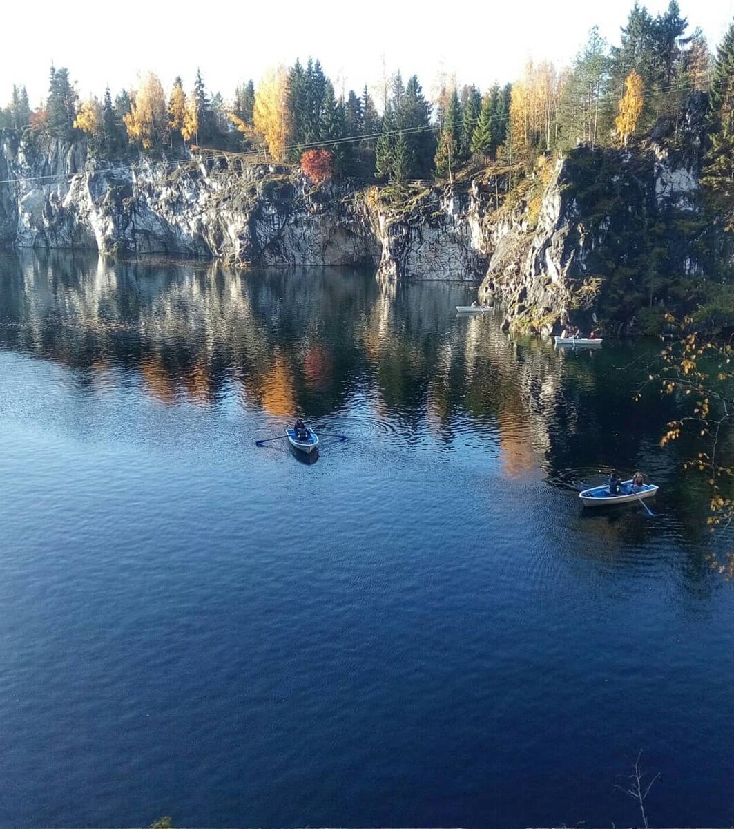 Прогулка на лодке - это первое, что надо сделать в Рускеале