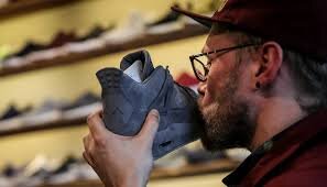 Довольный обладатель кроссовок KAWS x Air Jordan IV. Берлин, 31 марта 2017 года