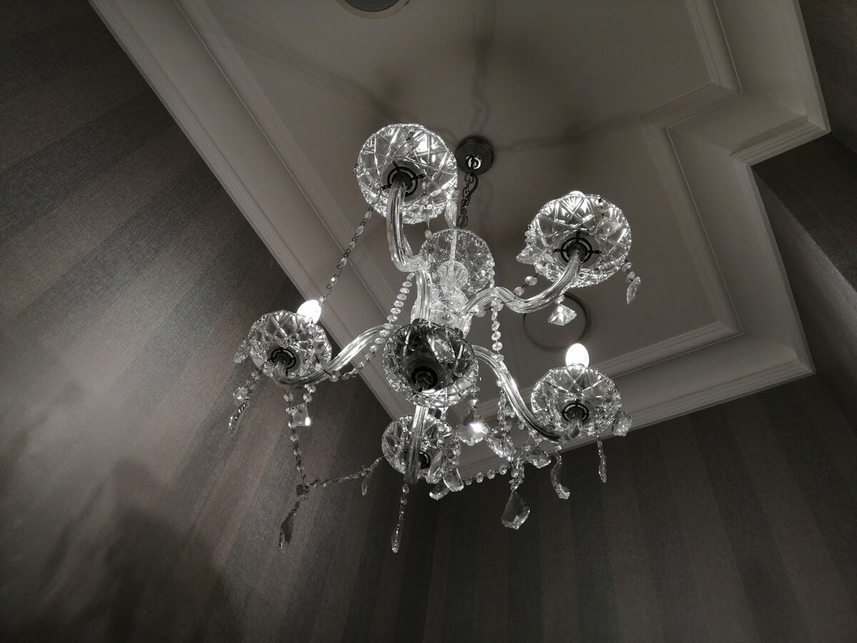 Хрустальная люстра в туалете гранд-кафе Доктор Живаго. Фото Светы ДавыдовойТу