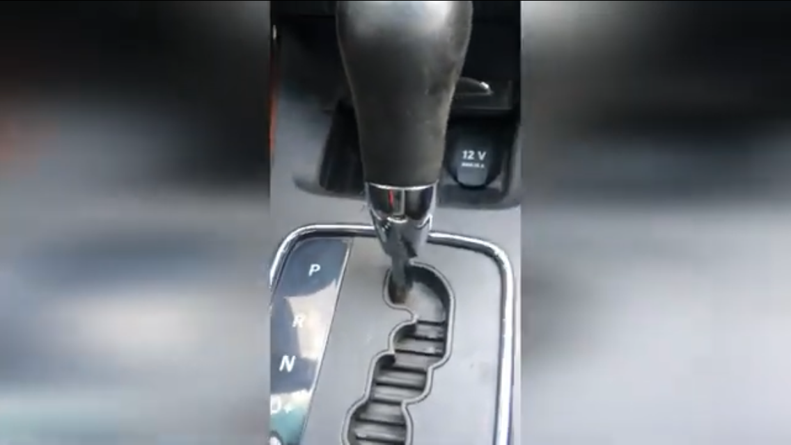 Снятие ручки коробки передач Mercedes W169 А класс