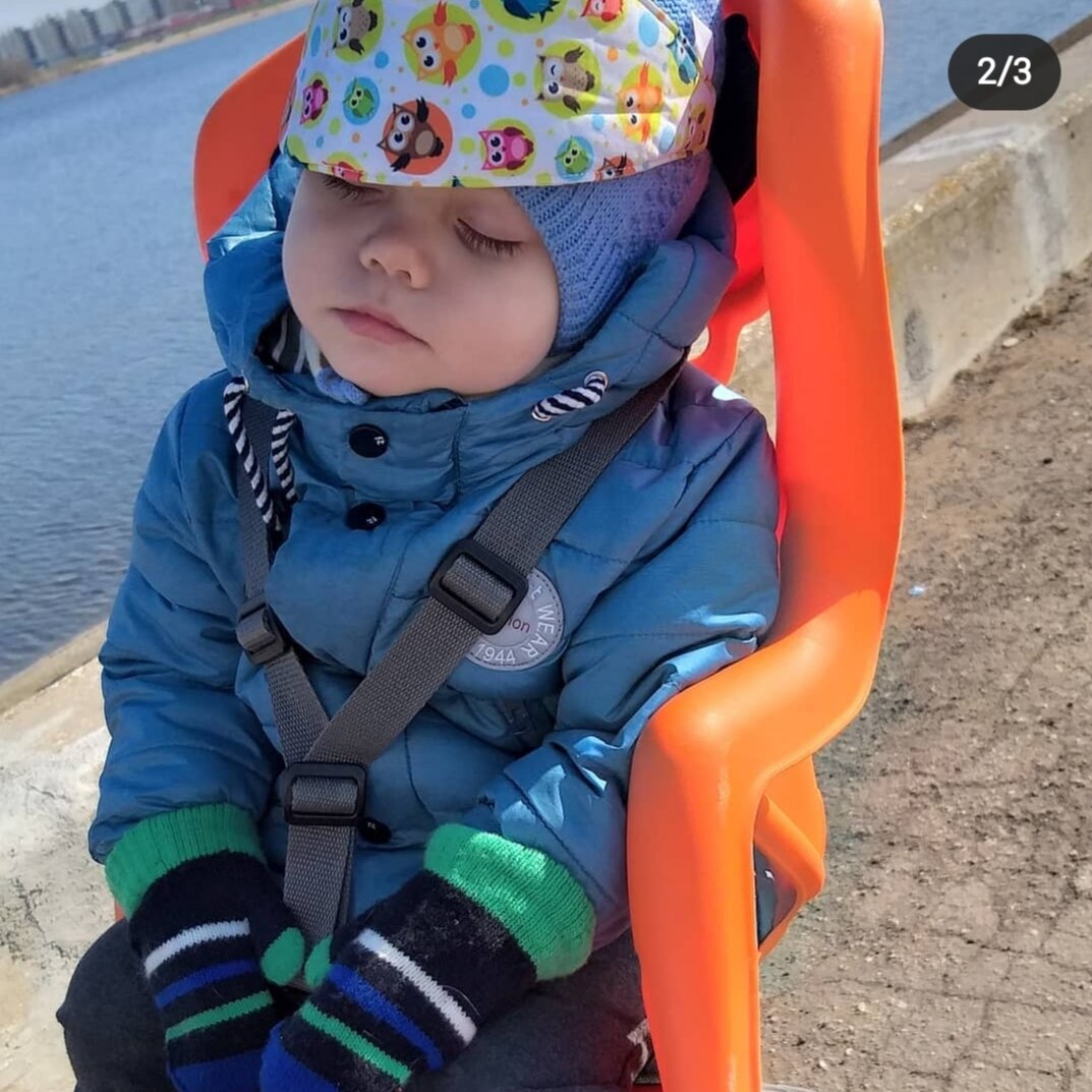 Фиксатор головы для автомобильного кресла. Не особо удобная вещь- слазит на лицо.