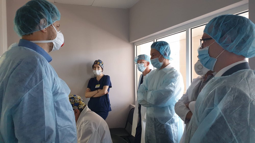 Директор Центра диагностики и телемедицины Сергей Морозов (в центре) с коллегами. Фото: https://tele-med.ai