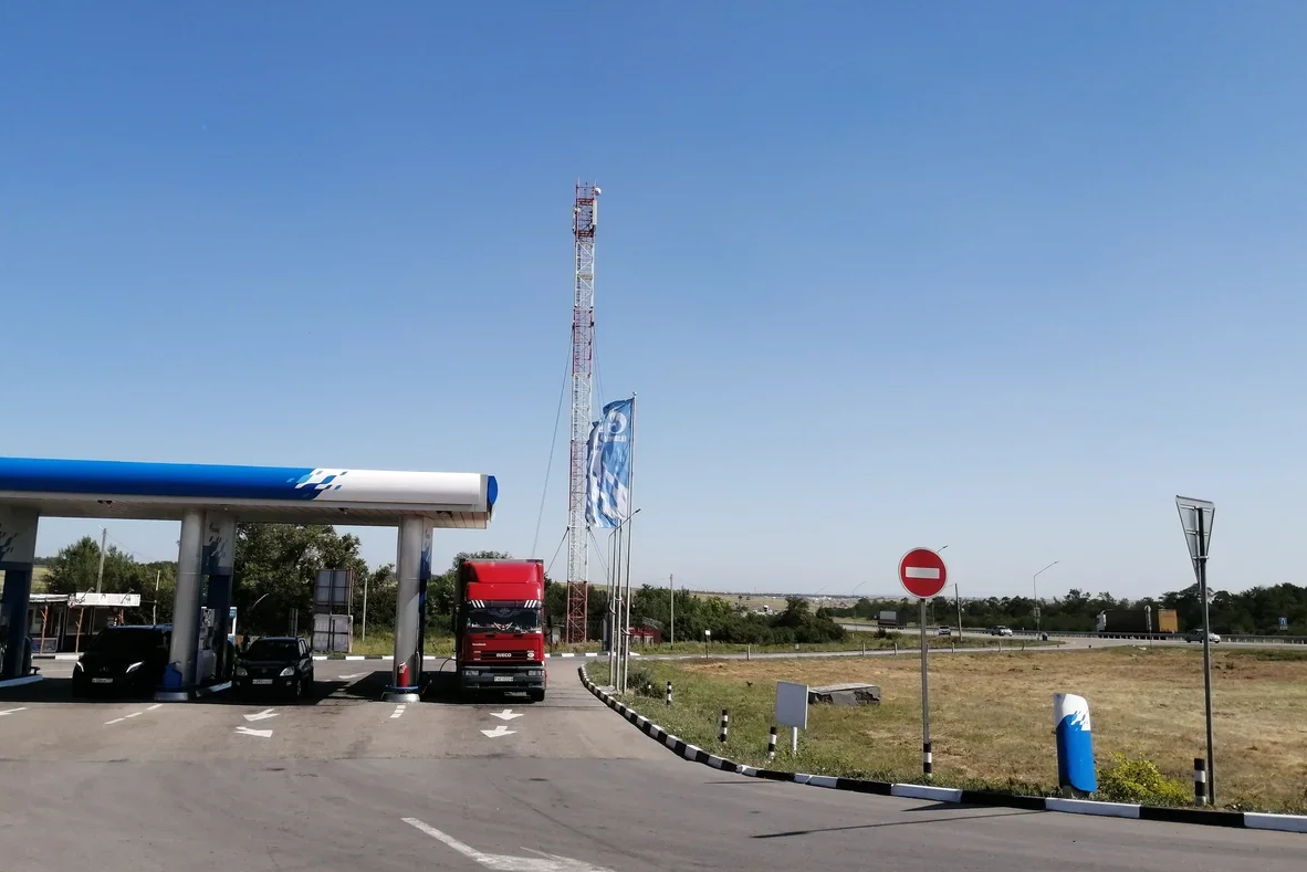 Сотовая вышка возле трассы М4 "Дон" в Ростовской области