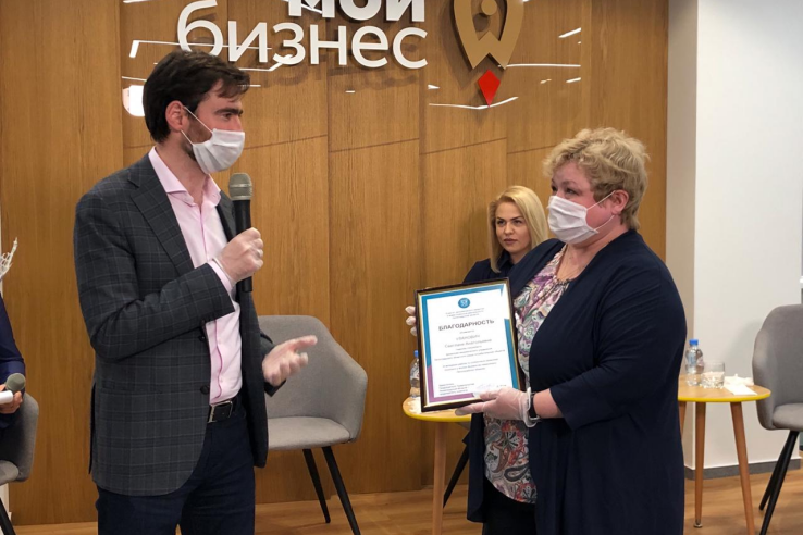 Вручение наград на встрече с предпринимателями Ленобласти | Фото: пресс-служба администрации Ленобласти 