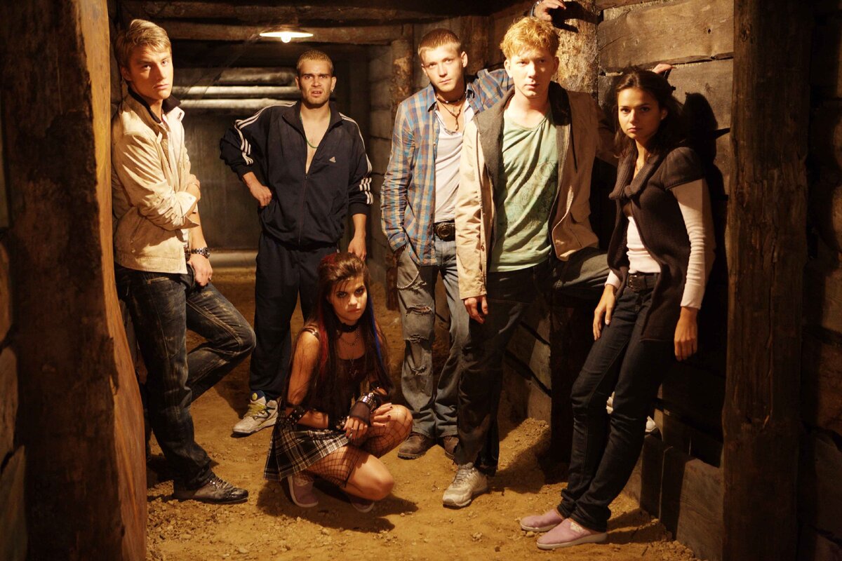 Кадр из фильма "Фобос. Клуб страха". На фото актерский состав.