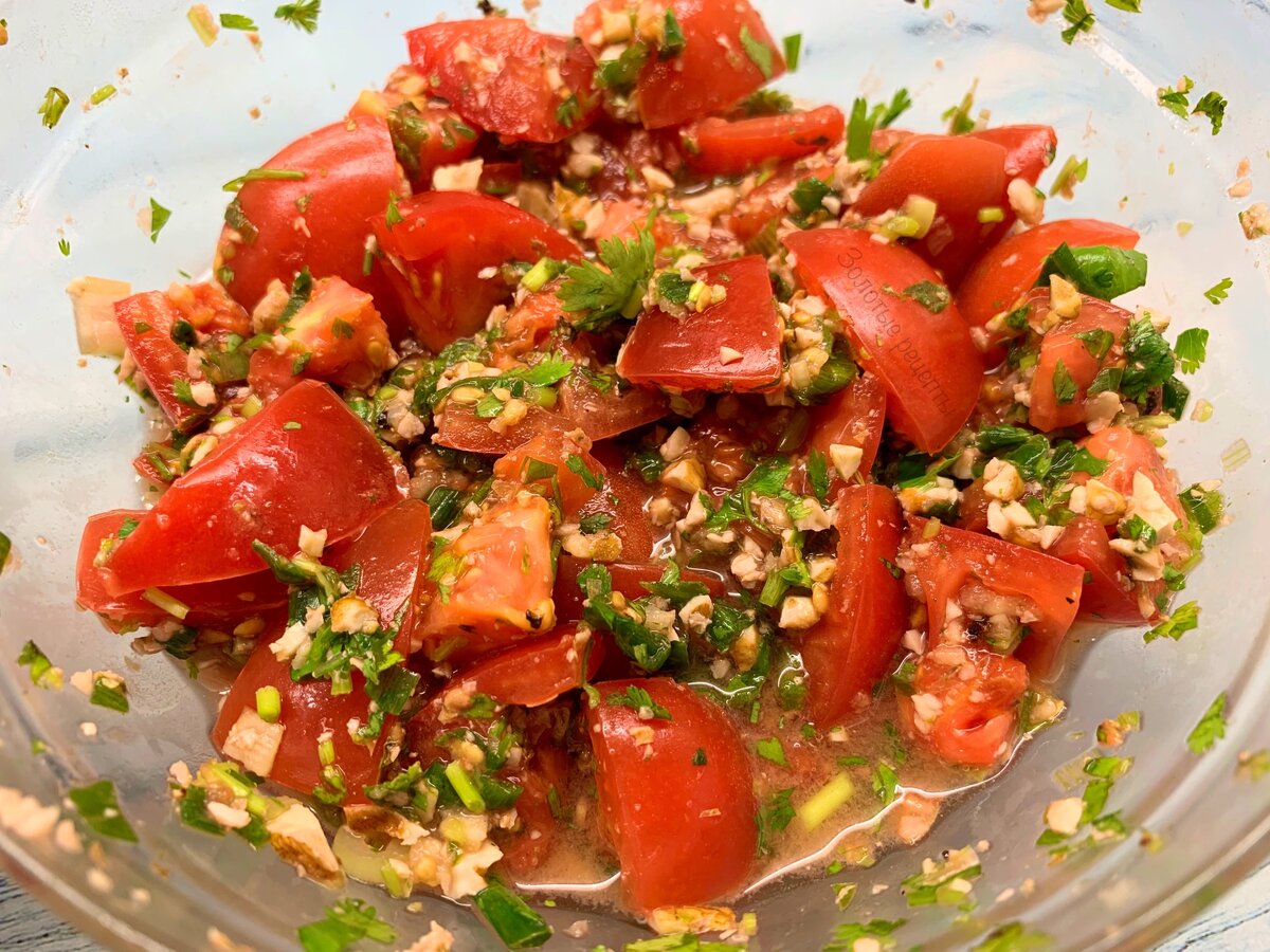 Грузинский салат помидоры огурцы с грецким орехом