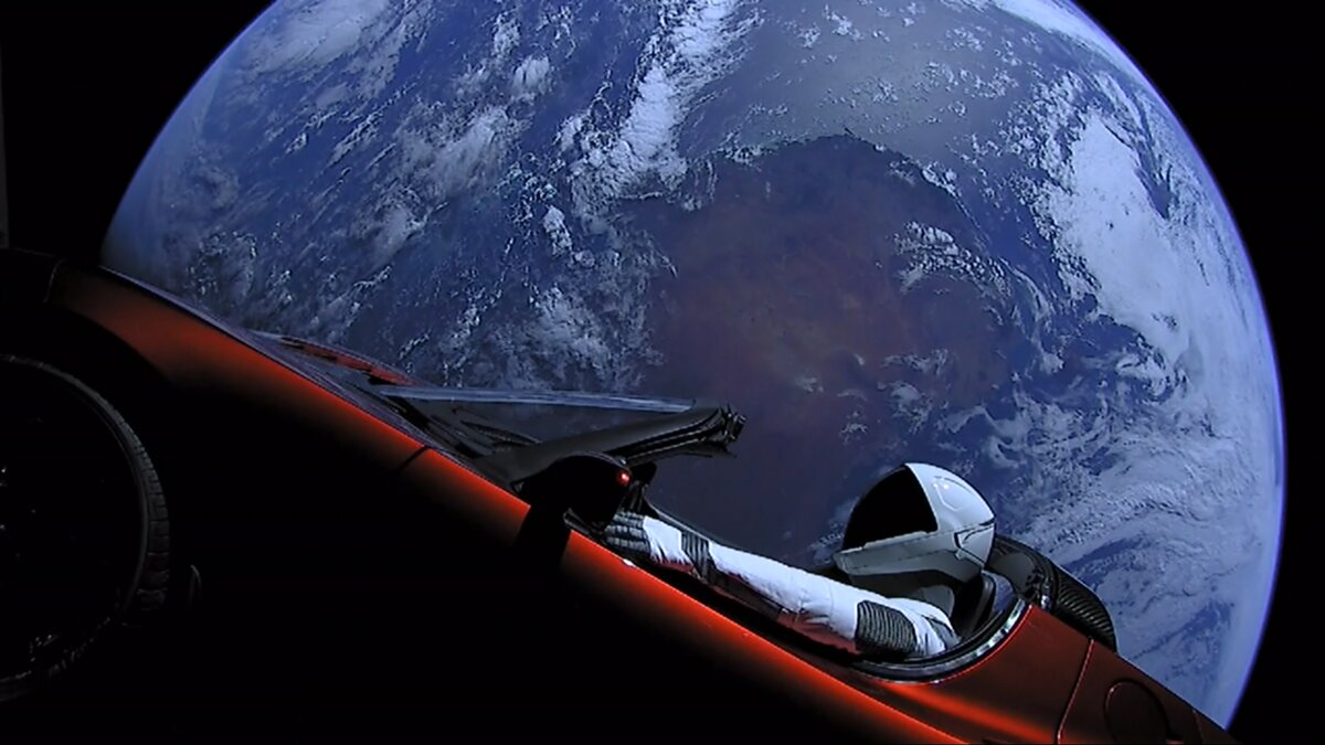  Вид на Землю и Теслу с манекеном Starman с борта разгонного блока FH, фото SpaceX