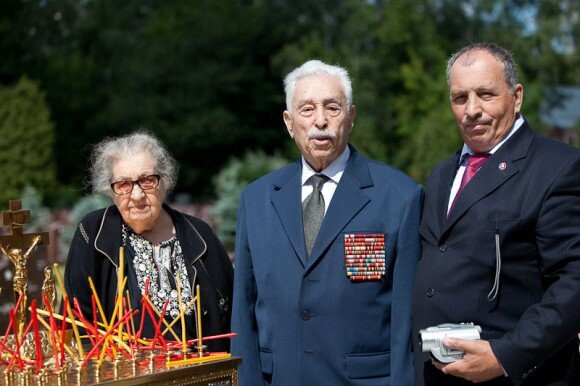 ПРОРЫВ БЛОКАДЫВсе ленинградцы ежедневно говорили о прорыве блокады, о предстоящей победе, мирной жизни и восстановлении страны, втором фронте, то есть об активном включении в войну союзников. На союзников, впрочем, мало надеялись. «План уже начерчился, но рузвельтатов никаких»,— шутили ленинградцы. Вспоминали и индейскую мудрость: «У меня три друга: первый — мой друг, второй — друг моего друга и третий — враг моего врага». Все считали, что третья степень дружбы только и объединяет нас с нашими союзниками. (Так, кстати, и оказалось: второй фронт появился только тогда, когда ясно стало, что мы сможем освободить одни всю Европу.)Редко кто говорил о других исходах. Были люди, которые считали, что Ленинград после войны должен стать свободным городом. Но все сразу же обрывали таких, вспоминая и «Окно в Европу», и «Медного всадника», и историческое значение для России выхода к Балтийскому морю. Но о прорыве блокады говорили ежедневно и всюду: за работой, на дежурствах на крышах, когда «лопатами отбивались от самолетов», гася зажигалки, за скудной едой, укладываясь в холодную постель и во время немудрого в те времена самообслуживания. Ждали, надеялись. Долго и упорно. Говорили то о Федюнинском и его усах, то о Кулике, то о Мерецкове.В призывных комиссиях на фронт брали почти всех. Меня откомандировали туда из госпиталя. Помню, что только двубезрукому я дал освобождение, удивившись замечательным протезам, скрывавшим его недостаток. «Вы не бойтесь, берите с язвой желудка, туберкулезных. Ведь всем им придется быть на фронте не больше недели. Если не убьют, то ранят, и они попадут в госпиталь», — говорил нам военком Дзержинского района.И действительно, война шла большой кровью. При попытках пробиться на связь с Большой землей под Красным Бором остались груды тел, особенно вдоль насыпей. «Невский пятачок» и Синявинские болота не сходили с языка. Ленинградцы бились неистово. Каждый знал, что за его спиной его же семья умирает с голоду. Но все попытки прорыва блокады не вели к успеху, наполнялись только наши госпитали искалеченными и умирающими.С ужасом мы узнали о гибели целой армии и предательстве Власова. Этому поневоле пришлось поверить. Ведь, когда читали нам о Павлове и других расстрелянных генералах Западного фронта, никто не верил, что они предатели и «враги народа», как нас в этом убеждали. Вспоминали, что это же говорилось о Якире, Тухачевском, Уборевиче, даже о Блюхере.Летняя кампания 1942 года началась, как я писал, крайне неудачно и удручающе, но уже осенью стали много говорить об упорстве наших под Сталинградом. Бои затянулись, подходила зима, а в ней мы надеялись на свои русские силы и русскую выносливость. Радостные вести о контрнаступлении под Сталинградом, окружении Паулюса с его 6-й армией, неудачи Манштейна в попытках прорвать это окружение давали ленинградцам новую надежду в канун Нового, 1943 года.Я встречал Новый год с женой вдвоем, вернувшись часам к 11 в каморку, где мы жили при госпитале, из обхода по эвакогоспиталям. Была рюмка разведенного спирта, два ломтика сала, кусок хлеба грамм 200 и горячий чай с кусочком сахара! Целое пиршество!События не заставили себя ждать. Раненых почти всех выписали: кого комиссовали, кого отправили в батальоны выздоравливающих, кого увезли на Большую землю. Но недолго бродили мы по опустевшему госпиталю после суматохи его разгрузки. Потоком пошли свежие раненые прямо с позиций, грязные, перевязанные часто индивидуальным пакетом поверх шинели, кровоточащие. Мы были и медсанбатом, и полевым, и фронтовым госпиталем. Одни стали на сортировку, другие — к операционным столам для бессменного оперирования. Некогда было поесть, да и не до еды стало.Не первый раз шли к нам такие потоки, но этот был слишком мучителен и утомителен. Все время требовалось тяжелейшее сочетание физической работы с умственной, нравственных человеческих переживаний с четкостью сухой работы хирурга.На третьи сутки мужчины уже не выдерживали. Им давали по 100 грамм разведенного спирта и посылали часа на три спать, хотя приемный покой завален был ранеными, нуждающимися в срочнейших операциях. Иначе они начинали плохо, полусонно оперировать. Молодцы женщины! Они не только во много раз лучше мужчин переносили тяготы блокады, гораздо реже погибали от дистрофии, но и работали, не жалуясь на усталость и четко выполняя свои обязанности.В нашей операционной операции шли на трех столах: за каждым — врач и сестра, на все три стола — еще одна сестра, заменяющая операционную. Кадровые операционные и перевязочные сестры все до одной ассистировали на операциях. Привычка работать по много ночей подряд в Бехтеревке, больнице им. 25-го Октября и на «скорой помощи» меня выручила. Я выдержал это испытание, с гордостью могу сказать, как женщины.Ночью 18 января нам привезли раненую женщину. В этот день убило ее мужа, а она была тяжело ранена в мозг, в левую височную долю. Осколок с обломками костей внедрился в глубину, полностью парализовав ей обе правые конечности и лишив ее возможности говорить, но при сохранении понимания чужой речи. Женщины-бойцы попадали к нам, но не часто. Я ее взял на свой стол, уложил на правый, парализованный бок, обезболил кожу и очень удачно удалил металлический осколок и внедрившиеся в мозг осколки кости. «Милая моя, — сказал я, кончая операцию и готовясь к следующей, — все будет хорошо. Осколок я достал, и речь к вам вернется, а паралич целиком пройдет. Вы полностью выздоровеете!»Вдруг моя раненая сверху лежащей свободной рукой стала манить меня к себе. Я знал, что она не скоро еще начнет говорить, и думал, что она мне что-нибудь шепнет, хотя это казалось невероятным. И вдруг раненая своей здоровой голой, но крепкой рукой бойца охватила мне шею, прижала мое лицо к своим губам и крепко поцеловала. Я не выдержал. Я не спал четвертые сутки, почти не ел и только изредка, держа папироску корнцангом, курил. Все помутилось в моей голове, и, как одержимый, я выскочил в коридор, чтобы хоть на одну минуту прийти в себя. Ведь есть же страшная несправедливость в том, что женщин — продолжательниц рода и смягчающих нравы начала в человечестве, тоже убивают. И вот в этот момент заговорил, извещая о прорыве блокады и соединении Ленинградского фронта с Волховским, наш громкоговоритель.Была глубокая ночь, но что тут началось! Я стоял окровавленный после операции, совершенно обалдевший от пережитого и услышанного, а ко мне бежали сестры, санитарки, бойцы… Кто с рукой на «аэроплане», то есть на отводящей согнутую руку шине, кто на костылях, кто еще кровоточа через недавно наложенную повязку. И вот начались бесконечные поцелуи. Целовали меня все, несмотря на мой устрашающий от пролитой крови вид. А я стоял, пропустил минут 15 из драгоценного времени для оперирования других нуждавшихся раненых, выдерживая эти бесчисленные объятия и поцелуи.***Рассказ о Великой Отечественной войне фронтовика
1 год назад в этот день началась война, разделившая историю не только нашей страны, а и всего мира на до и после. Рассказывает участник Великой Отечественной войны Марк Павлович Иванихин, председатель Совета ветеранов войны, труда, Вооруженных сил и правоохранительных органов Восточного административного округа.Марк Павлович вспоминает день начала войны:— День начала войны – это день, когда наша жизнь переломилась пополам. Было хорошее, светлое воскресенье, и вдруг объявили о войне, о первых бомбежках. Все поняли, что придется очень многое выдержать, 280 дивизий пошли на нашу страну. У меня семья военная, отец был подполковником. За ним сразу пришла машина, он взял свой «тревожный» чемодан (это чемодан, в котором всегда наготове было самое необходимое), и мы вместе поехали в училище, я как курсант, а отец как преподаватель.Сразу все изменилось, всем стало понятно, что эта война будет надолго. Тревожные новости погрузили в другую жизнь, говорили о том, что немцы постоянно продвигаются вперед. Этот день был ясный, солнечный, а под вечер уже началась мобилизация.Такими остались мои воспоминания, мальчишки 18-ти лет. Отцу было 43 года, он работал старшим преподавателем в первом Московском Артиллерийском училище имени Красина, где учился и я. Это было первое училище, которое выпустило в войну офицеров, воевавших на «Катюшах». Я всю войну воевал на «Катюшах».— Молодые неопытные ребята шли под пули. Это была верная смерть?— Мы все-таки многое умели. Еще в школе нам всем нужно было сдать норматив на значок ГТО (готов к труду и обороне). Тренировались почти как в армии: нужно было пробежать, проползти, проплыть, а также учили перевязывать раны, накладывать шины при переломах и так далее. Хоть война и была внезапной, мы немного были готовы защищать свою Родину.Я воевал на фронте с 6 октября 1941 по апрель 1945 г. Участвовал в сражениях за Сталинград, на Курской Дуге, и от Курской Дуги через Украину и Польшу дошел до Берлина.Война – это ужасное испытание. Это постоянная смерть, которая рядом с тобой и угрожает тебе. У ног рвутся снаряды, на тебя идут вражеские танки, сверху к тебе прицеливаются стаи немецких самолетов, артиллерия стреляет. Кажется, что земля превращается в маленькое место, где тебе некуда деться.Я был командиром, у меня находилось 60 человек в подчинении. За всех этих людей надо отвечать. И, несмотря на самолеты и танки, которые ищут твоей смерти, нужно держать и себя в руках, и держать в руках солдат, сержантов и офицеров. Это выполнить сложно.Не могу забыть концлагерь Майданек. Мы освободили этот лагерь смерти, увидели изможденных людей: кожа и кости. А особенно помнятся детишки с разрезанными руками, у них все время брали кровь. Мы увидели мешки с человеческими скальпами. Увидели камеры пыток и опытов. Что таить, это вызвало ненависть к противнику.Еще помню, зашли в отвоеванную деревню, увидели церковь, а в ней немцы устроили конюшню. У меня солдаты были из всех городов советского союза, даже из Сибири, у многих погибли отцы на войне. И эти ребята говорили: «Дойдем до Германии, семьи фрицев перебьем, и дома их сожжем». И вот вошли мы в первый немецкий город, бойцы ворвались в дом немецкого летчика, увидели фрау и четверо маленьких детей. Вы думаете, кто-то их тронул? Никто из солдат ничего плохого им не сделал. Русский человек отходчив.Все немецкие города, которые мы проходили, остались целы, за исключением Берлина, в котором было сильное сопротивление.У меня четыре ордена. Орден Александра Невского, который получил за Берлин; орден Отечественной войны I-ой степени, два ордена Отечественной войны II степени. Также медаль за боевые заслуги, медаль за победу над Германией, за оборону Москвы, за оборону Сталинграда, за освобождение Варшавы и за взятие Берлина. Это основные медали, а всего их порядка пятидесяти. Все мы, пережившие военные годы, хотим одного — мира. И чтобы ценен был тот народ, который одержал победу.Фото Юлии МаковейчукЧитать Рассказы о войне 1941-1945 гг.
[Видео] 1942. Разведка. Чудо на Адриана и Наталью
22 июня…
Монахиня Адриана (Малышева): Война — как фотография (ВИДЕО)
Правда о первых днях Великой Отечественной войны
Непридуманные рассказы о войне (портал)




180




Подписывайтесь на канал Правмира в Yandex.Zen
