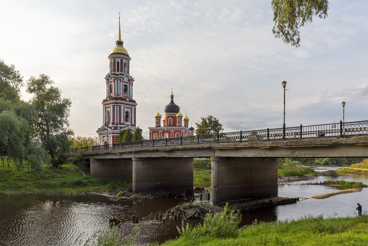 Санкт петербург старая русса. Соборный мост Старая Русса. Старая Русса живой мост. Старая Русса с моста. Соборный мост в ртарой Яру.