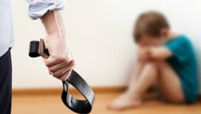 Авторитарное воспитание отличается угрозами и запретами