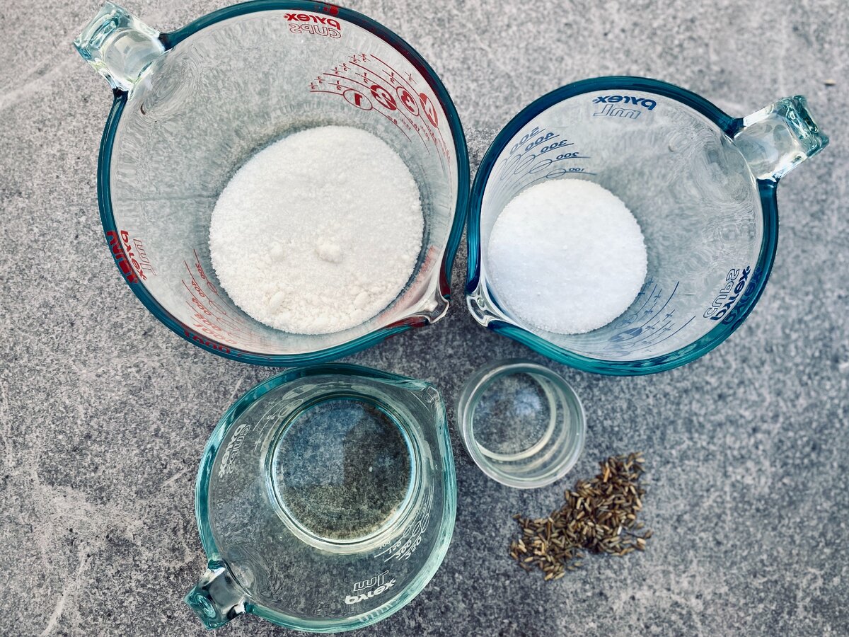 Итак, для скраба понадобится: 150 гр мелкого сахара, 150 гр английской соли (соль Эпсома), 120 гр миндального масла (можно заменить на любое другое растительное масло), 1 ч.л. эфирного масла лаванды, 1/2 ч.л. эфирного масла мяты, сухие цветы лаванды.