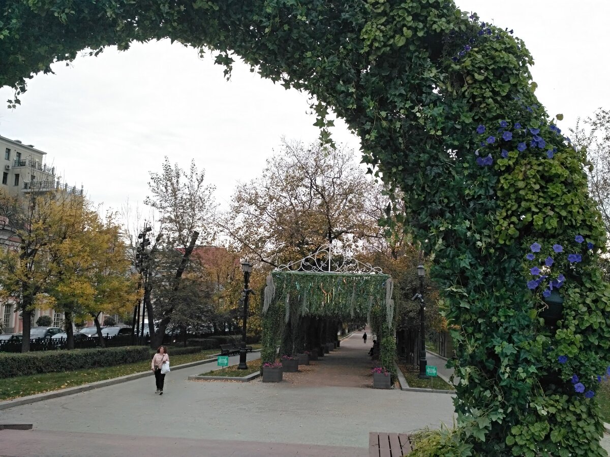 Все фото из личного архива. Начало Тверского со стороны Пушкинской площади.