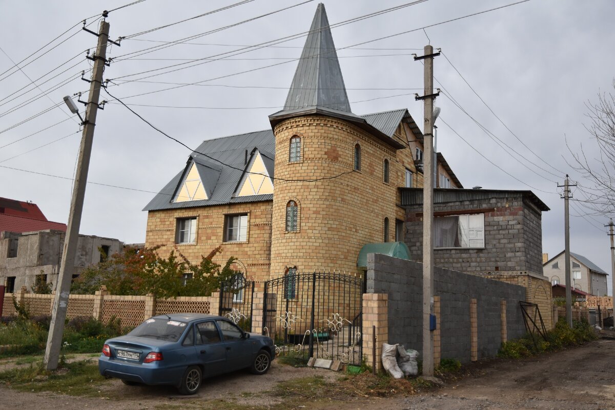 Башенка, как в замке, плюс летняя мансарда. Фото автора.