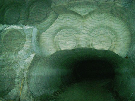 Стены соляной шахты