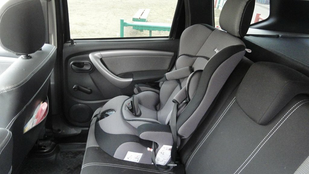 Места сзади маловато, а "вёсла" - это вообще ужас, на машине 2012 года