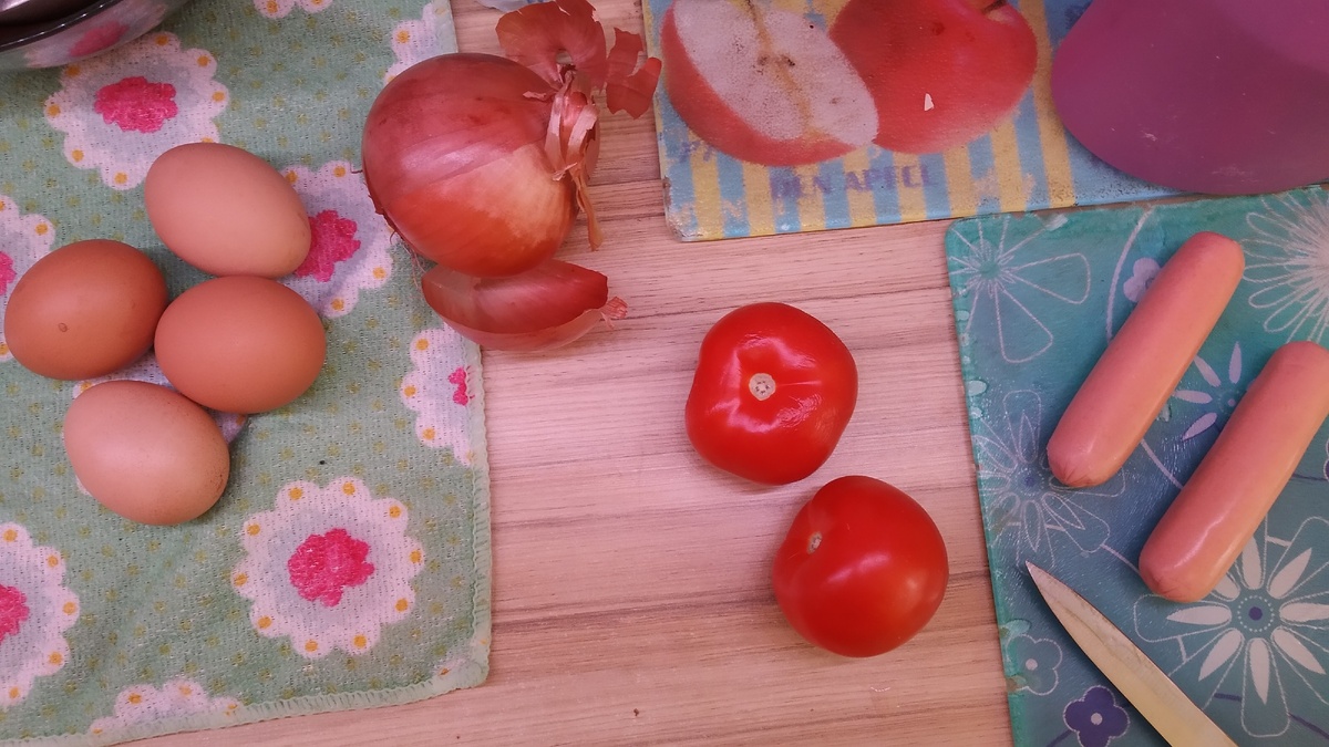 Это всё , что понадобится для яичницы на одного батю. Источник фото- мой телефон.