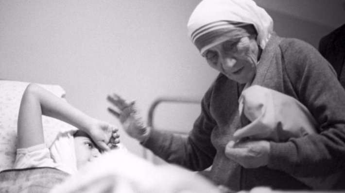 Можно найти подробнейшие описания её посещения Армянской ССР после землетрясения в Спитаке, но нельзя найти информацию, сколько и кому денег фонд тогда выделил.