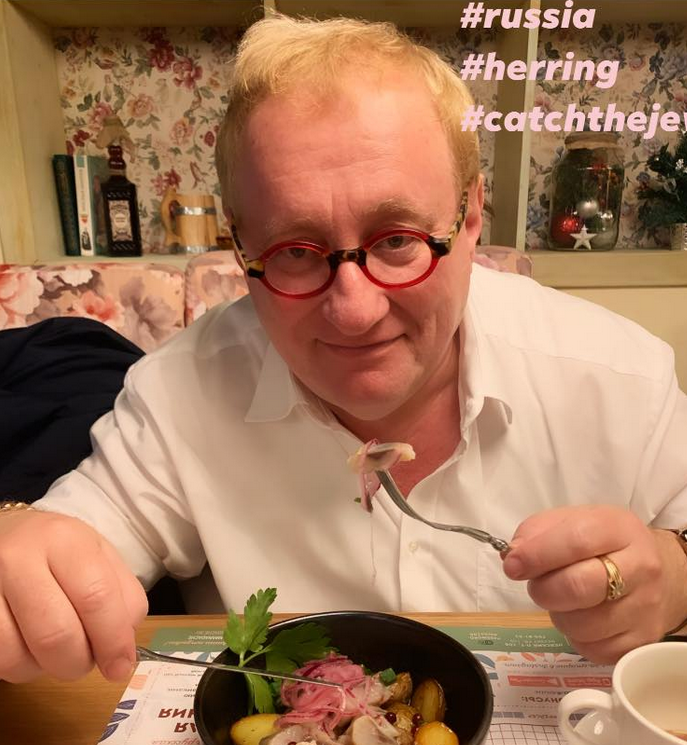 Белая рубашка - после милого предупреждения про грязный пол?