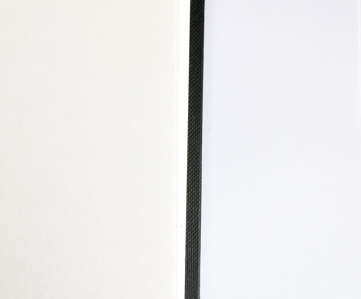 Слева молочная рыхлая бумага, справа - гладкая белая