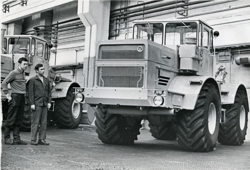 Новый колесный трактор К-701 на Кировском заводе. 1973 г. Источник goskatalog.ru/portal/#/collections?id=12699398.