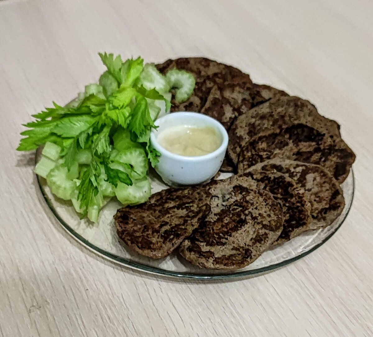 Самый приемлемый для меня способ съесть печень: 400 граммов куриной печени + яйцо +немного лука и шампиньонов, томленых в кокосовом масле. Яйцо и печень измельчаю в блендере, добавляю подготовленные лук и шампиньоны. Скороводку хорошо разогреваю, затем уменьшаю огонь и выпекаю небольшие оладушки. На лицо ужасные, добрые внутри.) С йогуртно-горчичным соусом - прекрасно!