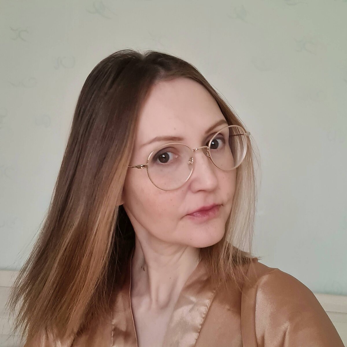 Я ) На фото видно, что волосы у меня очень тонкие и любят плотно прижиматься к  голове. Листайте влево, там фото после)