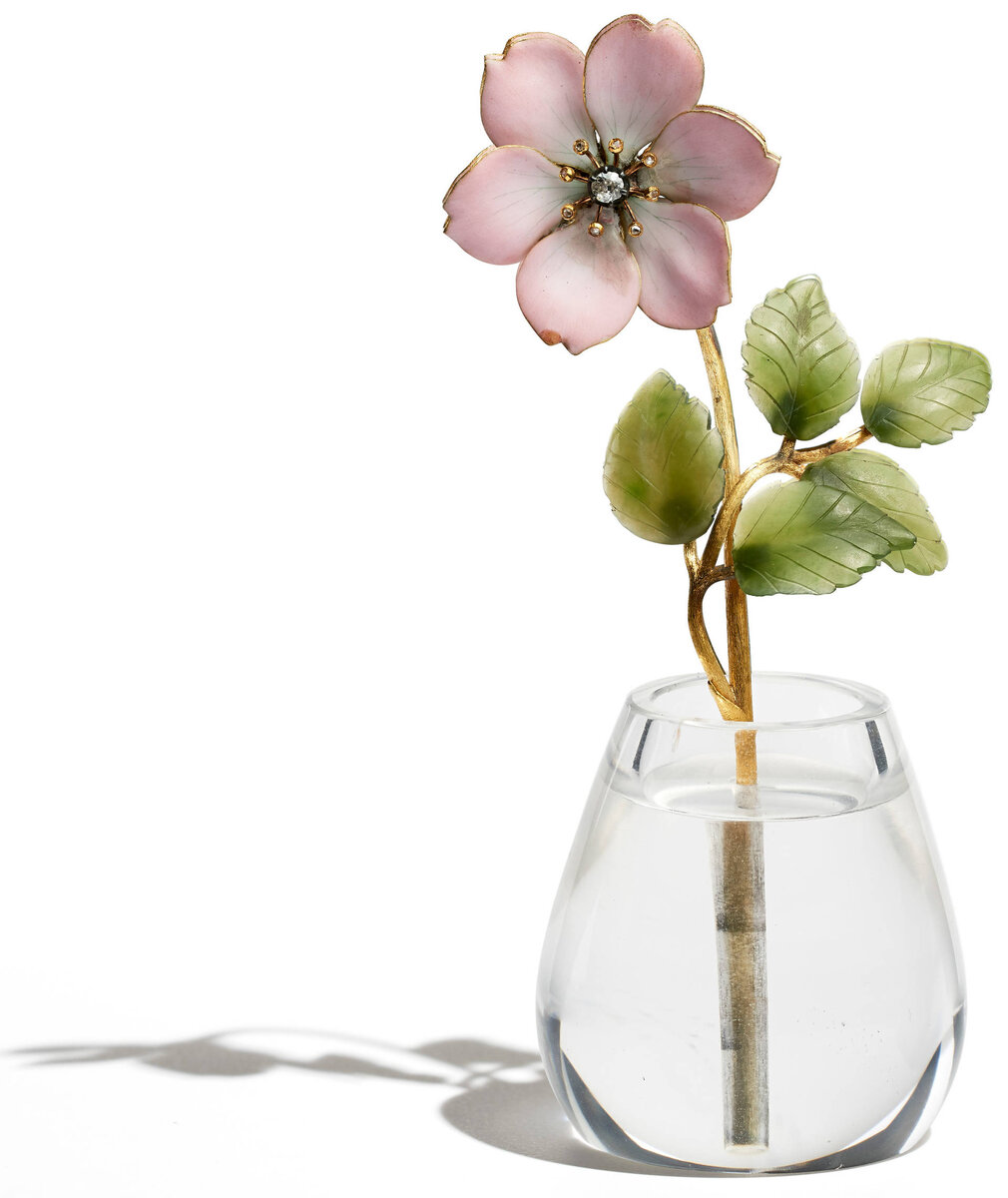 Раскрашенная эмалью роза с нефритовыми листьями, стоящая в вазе из горного хрусталя, из лондонских товаров Фаберже, 1917 год, Wartski, Лондон