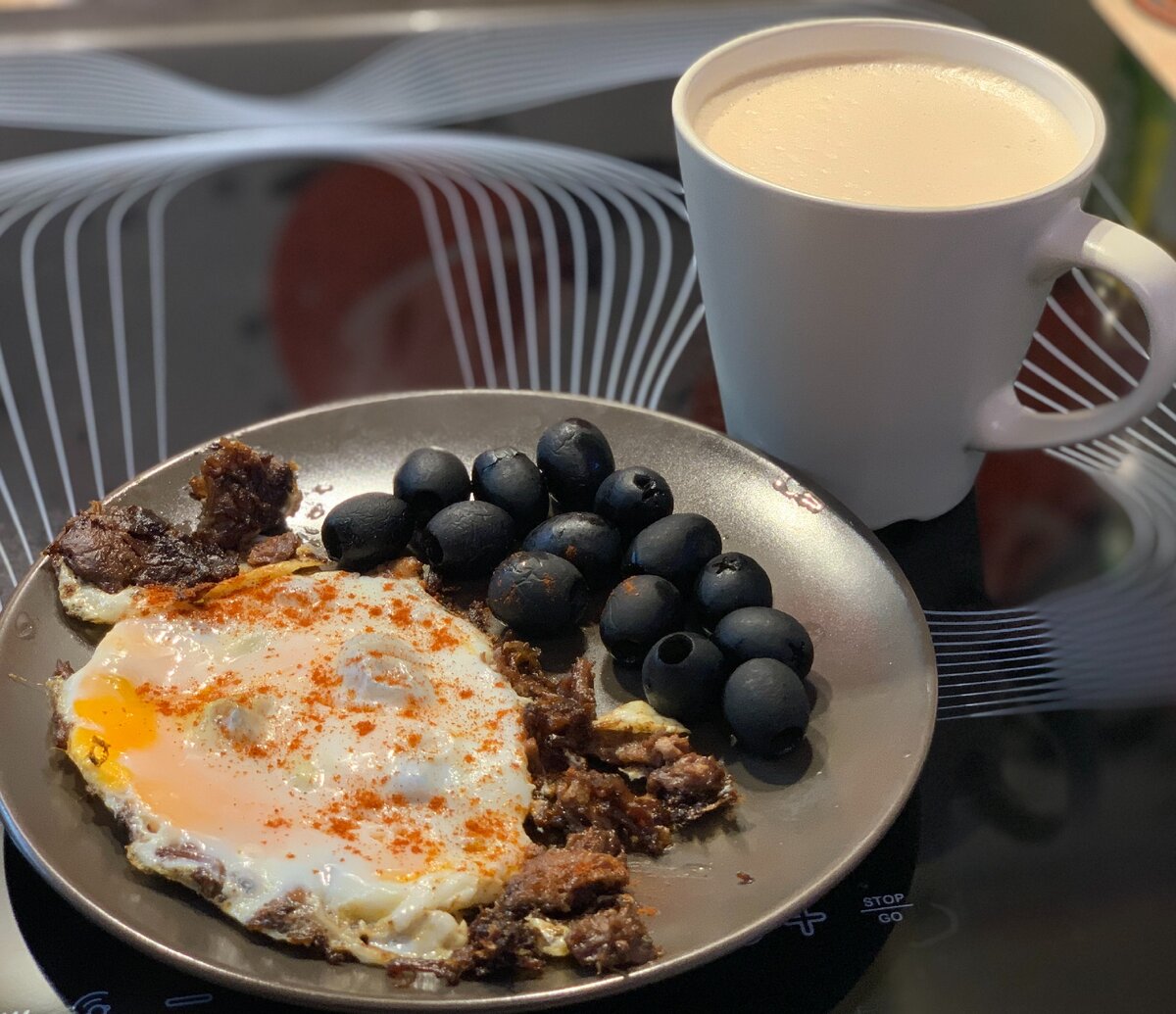 Яичница с тушёнкой уже давно должна быть в меню лучших кафе!)