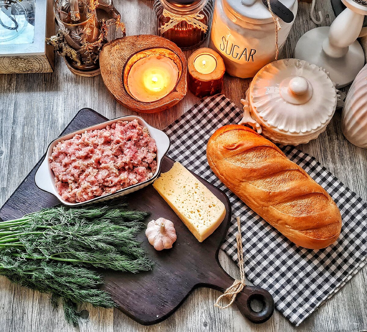 Продукты которые мне понадобились в процессе приготовления (фарш, соль, батон, сыр, чеснок, укроп, майонез)