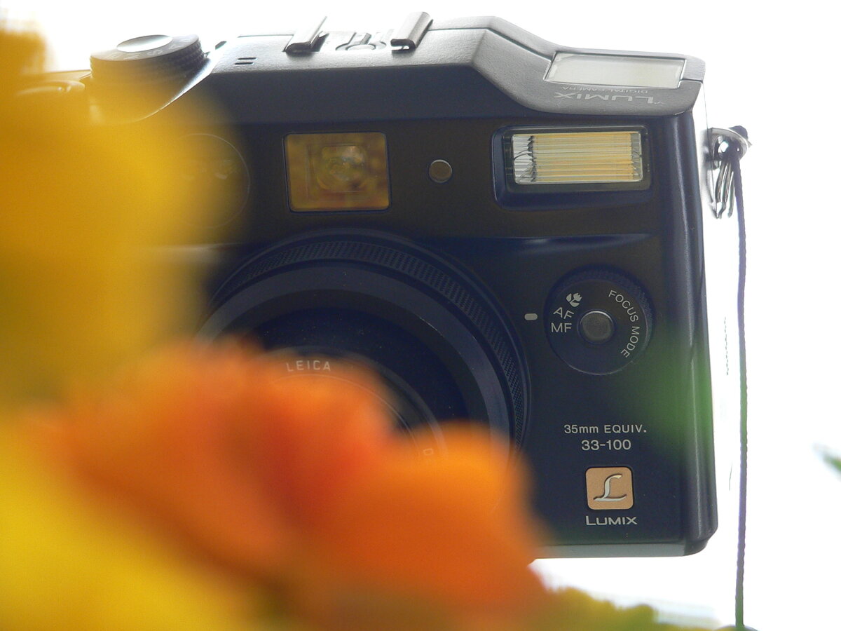 Panasonic DMC-LC5. Диск режима фокусировки установлен в положение MF (ручная фокусировка).