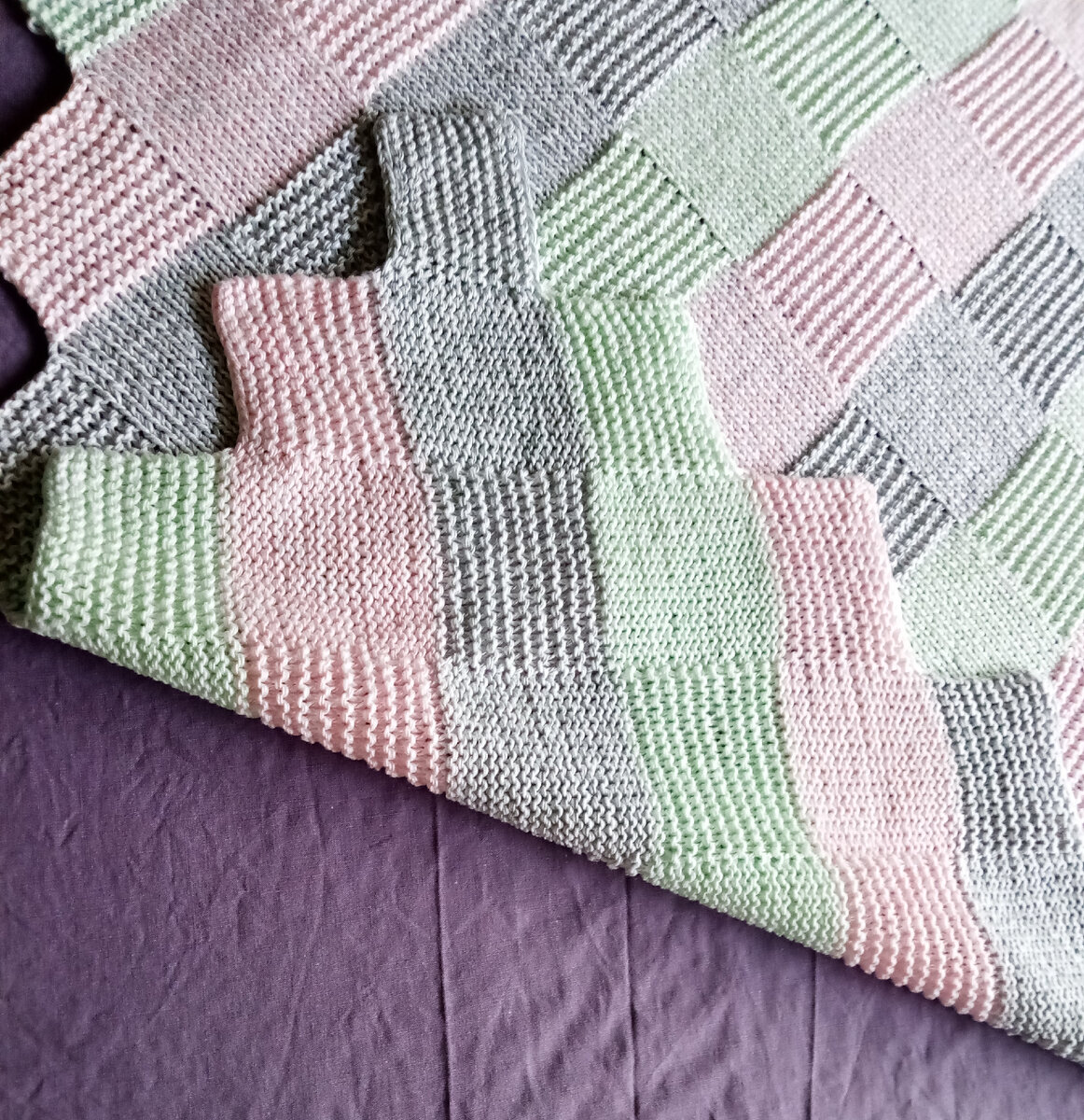 Откинутый угол, чтобы вы увидели, как плед выглядит с левой стороны.