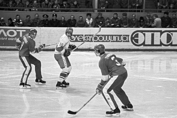 Изображение с Яндекс.Картинки (на льду молодежь СССР и Канады. Обратите внимание на форму канадцев. Точно в таких же брюках на том чемпионате выступали и США)