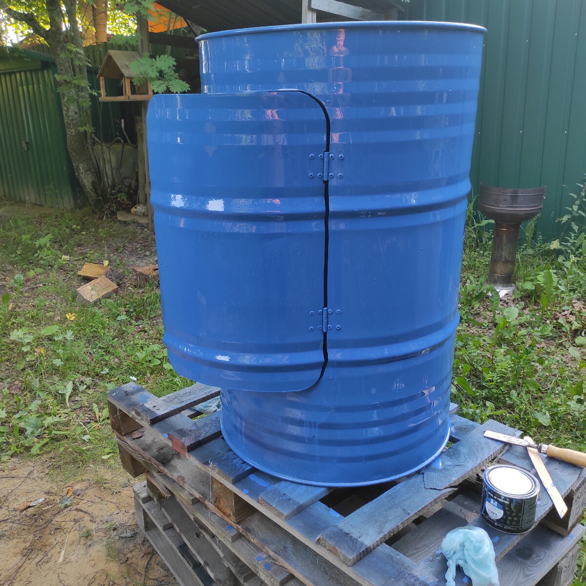 Установил петли, приклепал дверь, подогнал по месту, покрасил