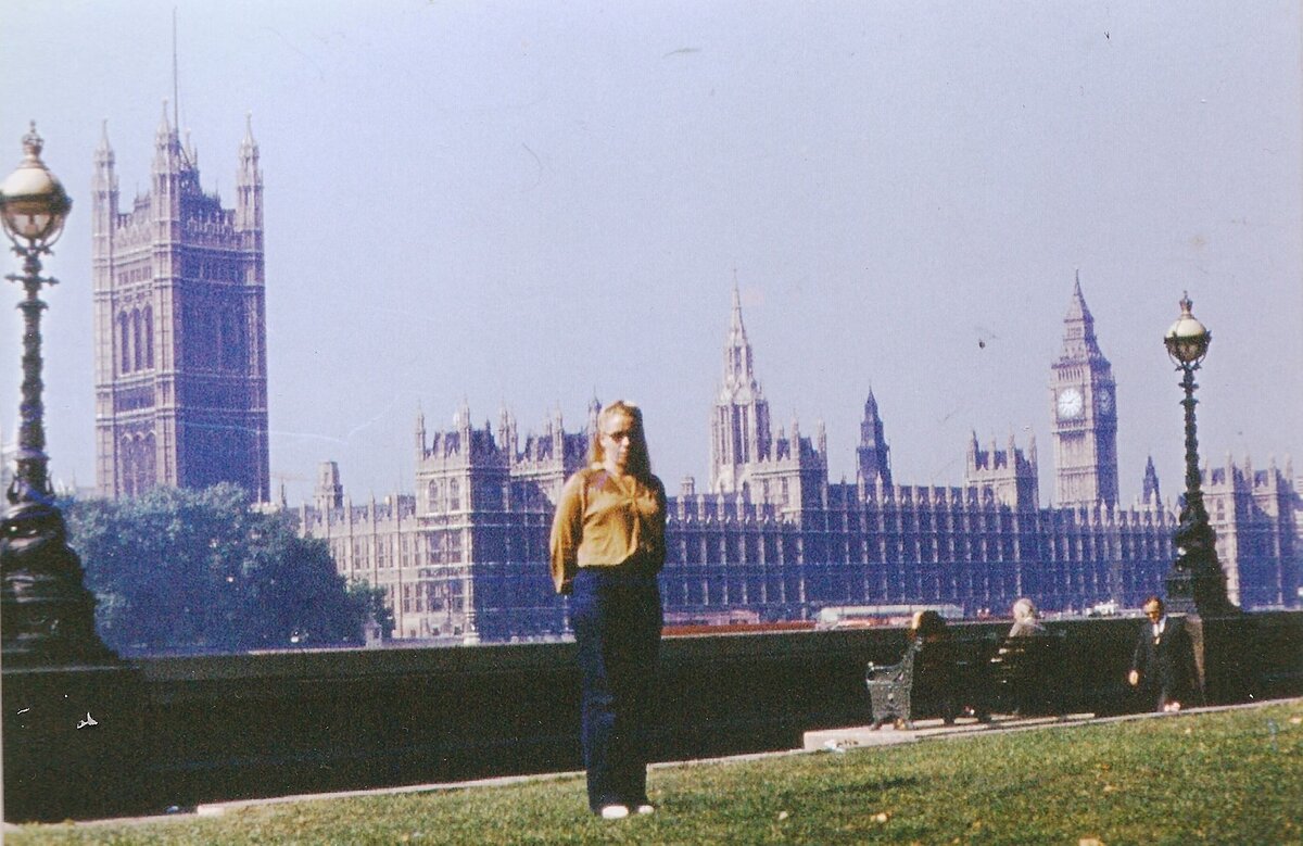 на фоне Вестминстерского дворца.