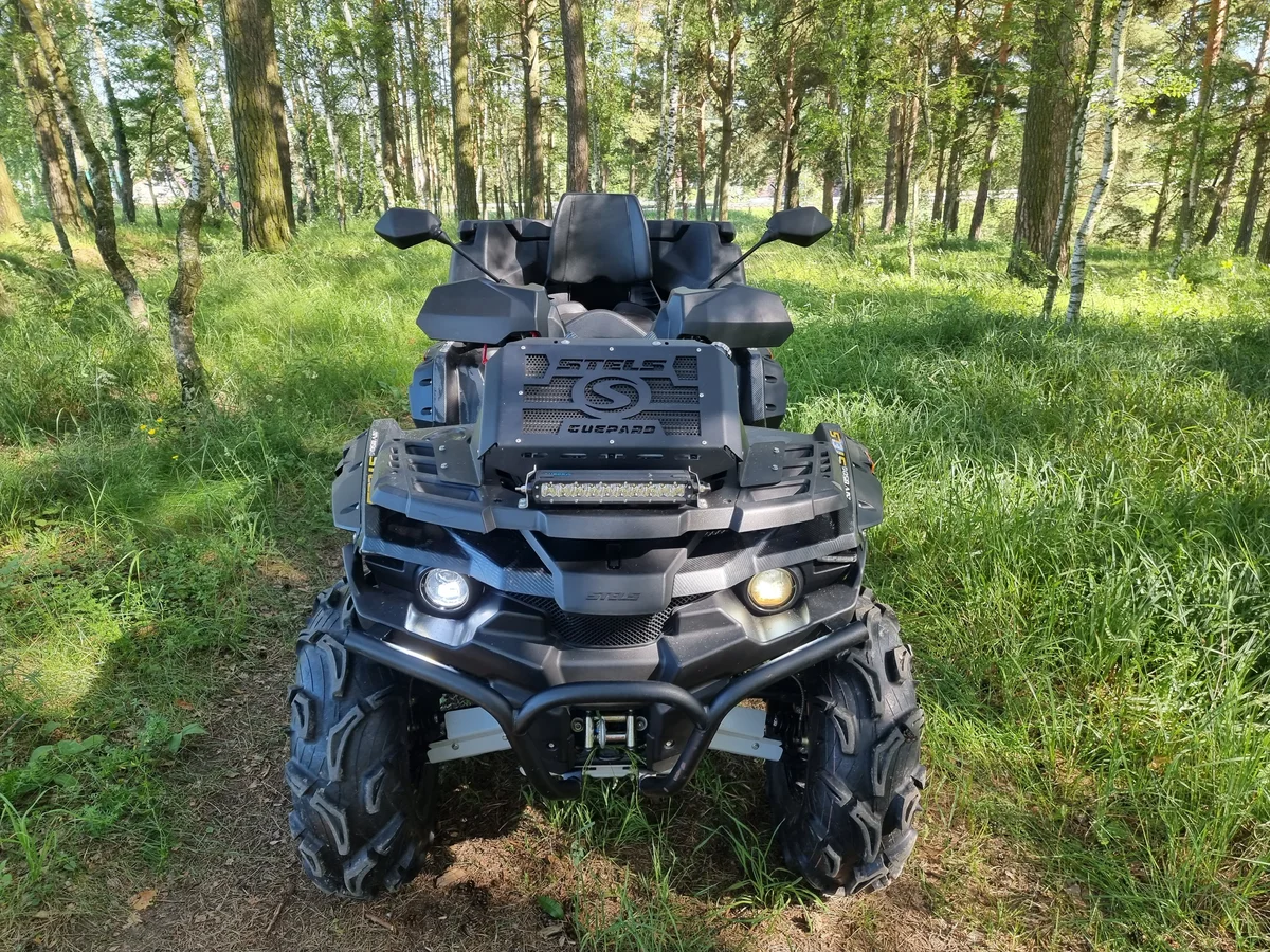 Красив! Особенно в черном цвете! Без охраны такого красавца опасно надолго оставлять! Источник фото - https://auto.ru/atv/used/sale/stels/atv_850/3750369-d7138794/ 