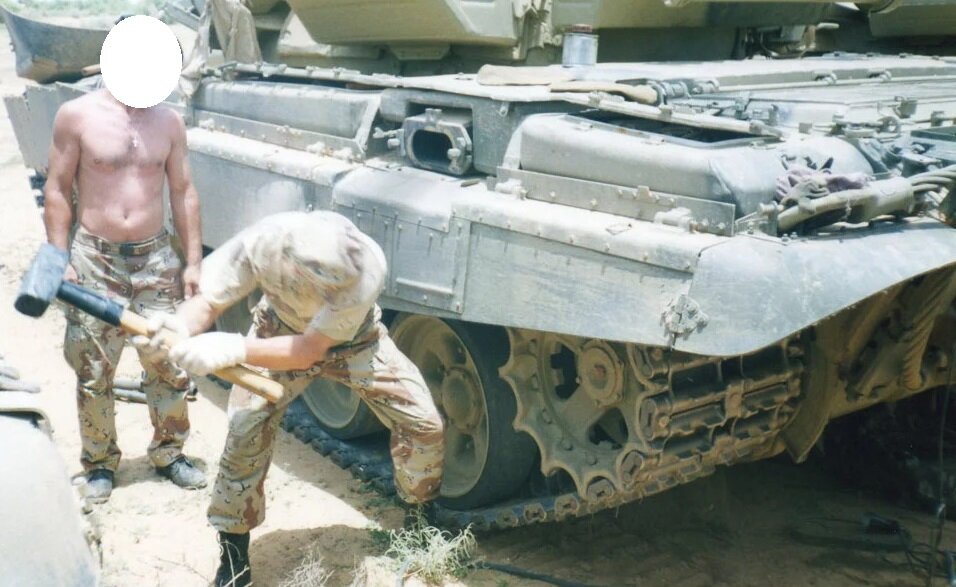 Наши спецы помогали местным механикам. Источник: Яндекс.Картинки