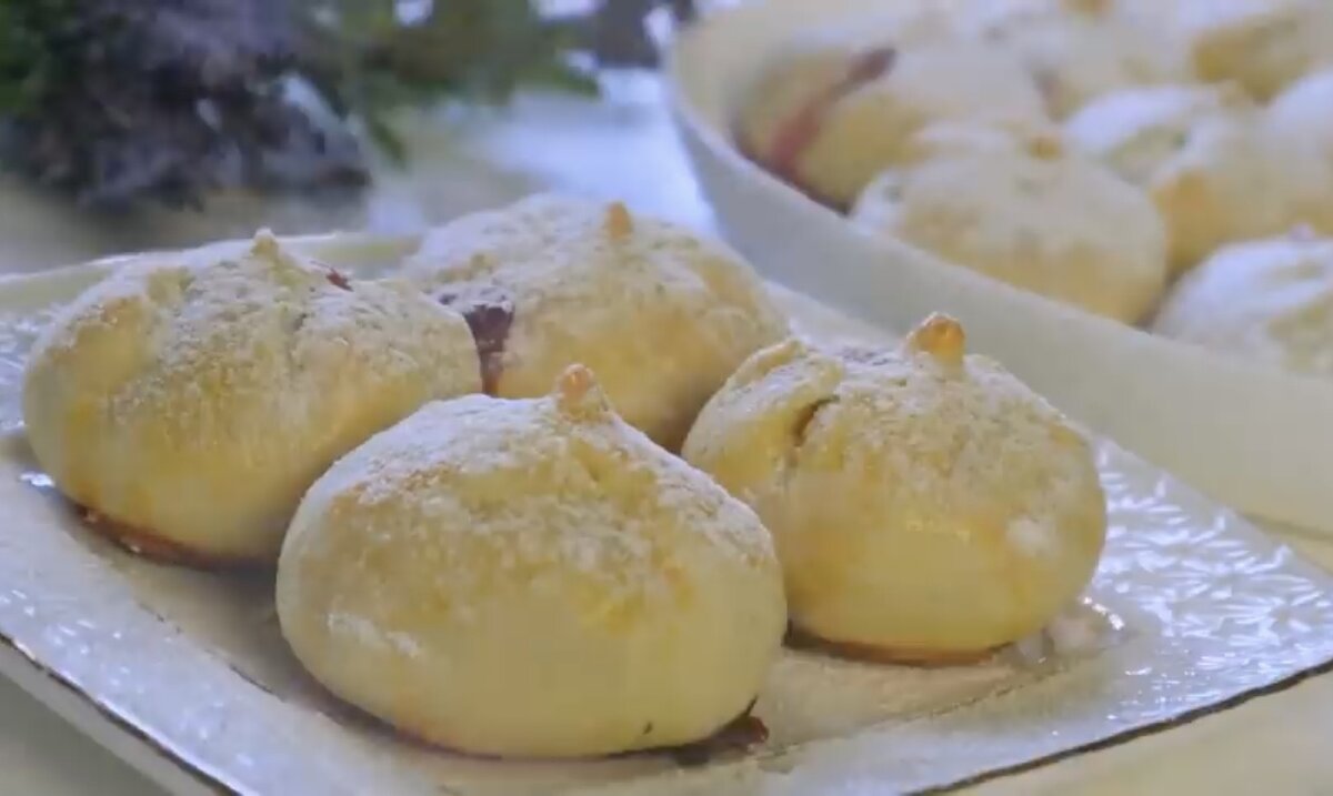 В этой статье вы узнаете как быстро и вкусно приготовить булочки к чаю или просто на десерт