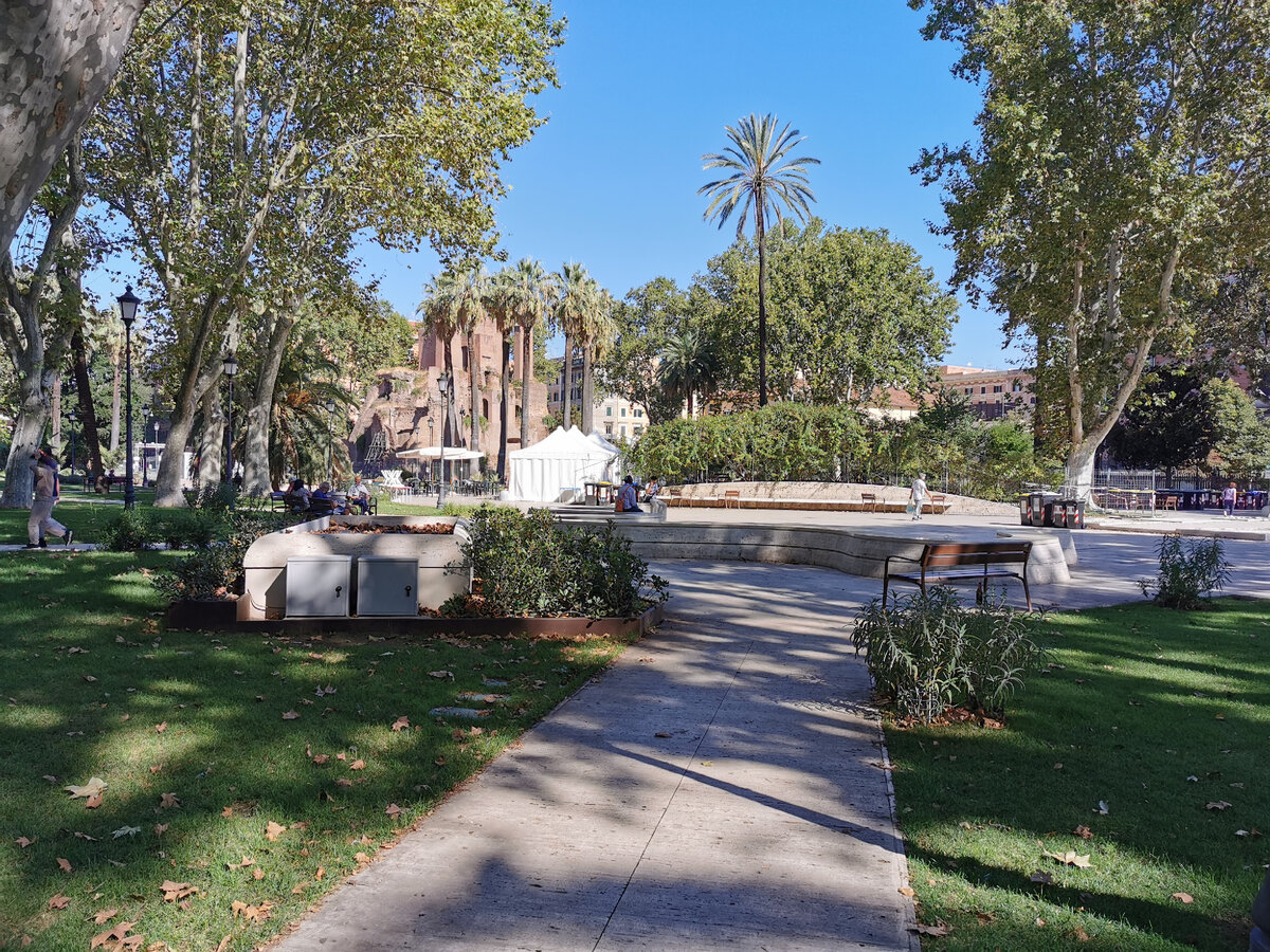 Площадь Виктора Эммануила II (Piazza Vittorio Emanuele II) - самая большая площадь в Риме