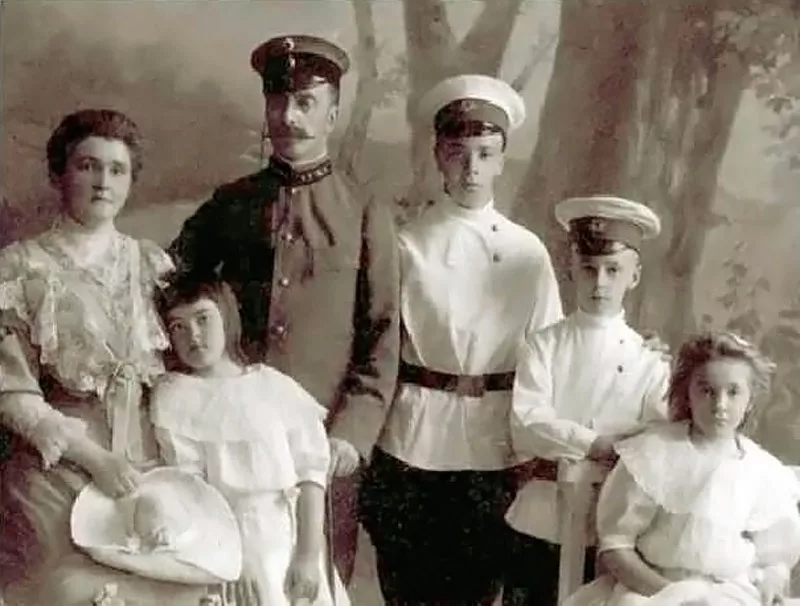 Семья Гримблит, маленькая Татьяна рядом с матерью Верой Антониновной ( фото из свободных источников)