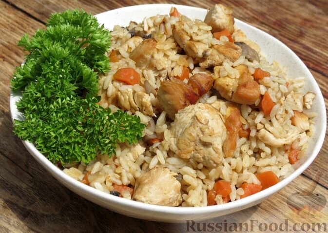 рис длиннозёрный, куриное филе, шампиньоны, лук репчатый, морковь, чеснок, паприка молотая, перец чили, соль, перец чёрный молотый, масло растительное