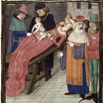 Когда после 12 часов трудов женщина родила дочь, ее спальня была полностью заполнена людьми, и царица упала в обморок.