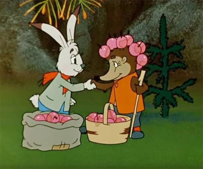 но по пути, не жалея, раздавал их другим жителям леса, а ворона дразнила его и поднимала на смех за "расточительность"
